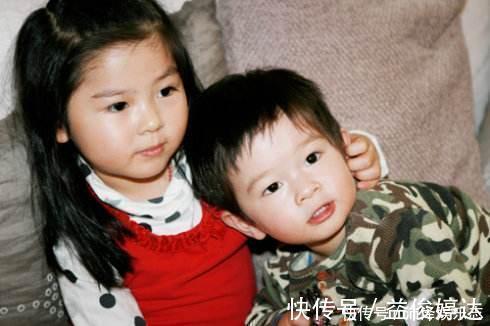 姐姐|弟弟午睡醒来后,乖乖坐在姐姐房门口等待,无奈的小脚丫可爱炸了