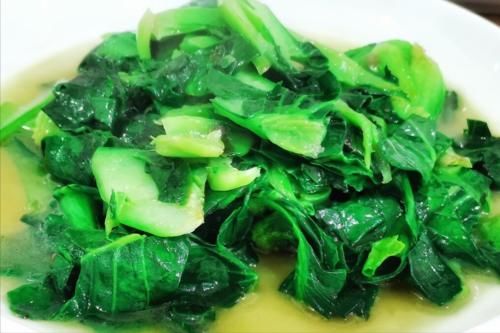 窍门|不管炒什么绿叶菜,切忌直接下锅,分享2个窍门,青菜翠绿不出水