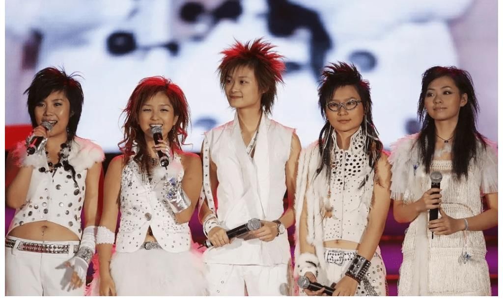 終于，《中國好聲音》在播出十周年之際把節(jié)目做成了低配版《超女快男》