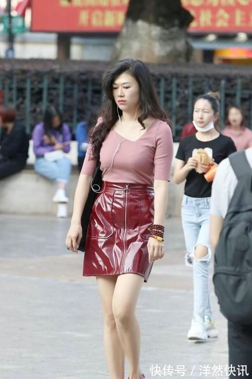 鞋面 高跟凉鞋的百搭效果显著,无论是裙子短裤,都能轻松应对