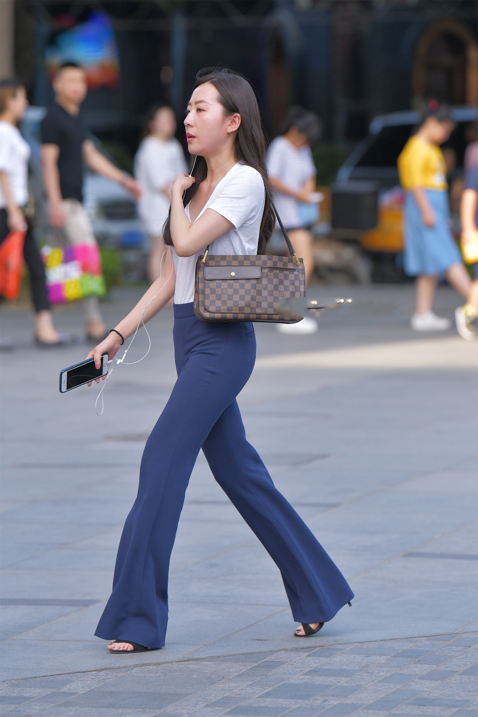 颜色|白色短袖搭配渐变颜色阔腿裤,优雅成熟,满满通勤风