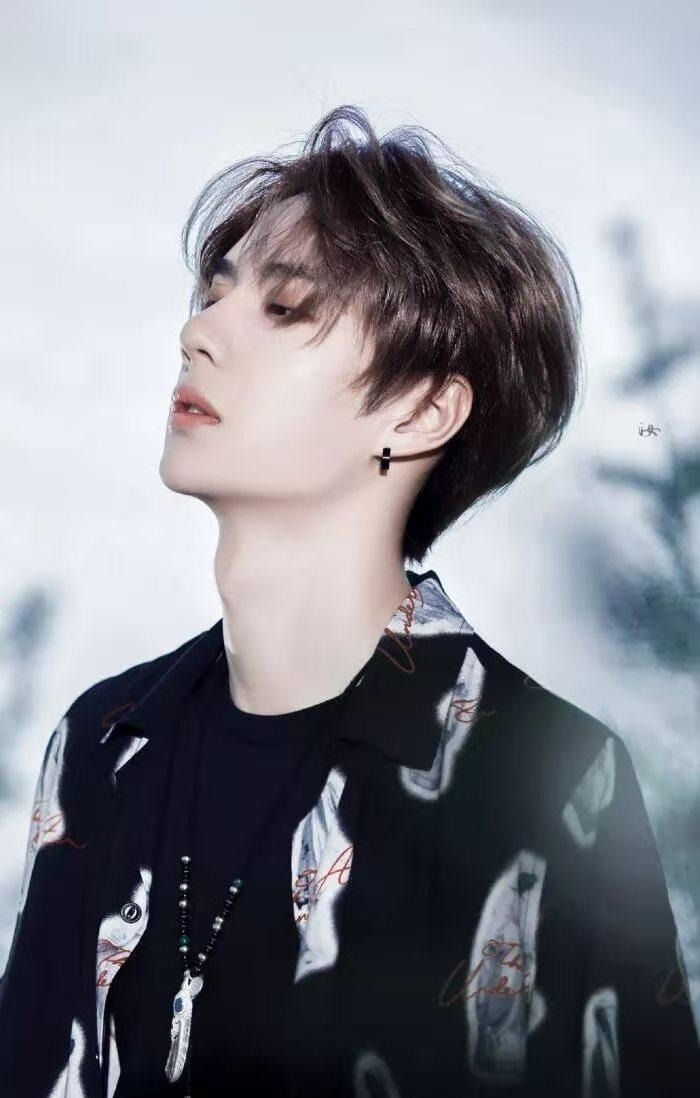 王一博|王一博平白背锅，韩国网友称其抄袭，直接把他骂上了韩国热搜