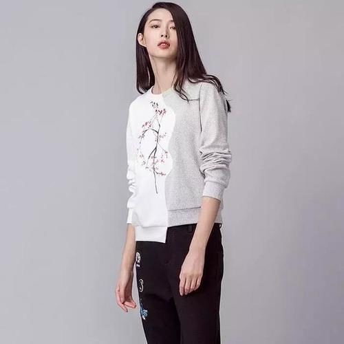 高跟鞋 卫衣绝对是最时髦的单品,穿上后秒变气质少女,满满的少女感