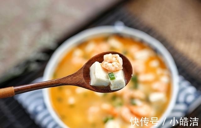 内酯豆腐|虾仁豆腐汤直接下锅煮就错了,多加这一步,汤头鲜香十足,味道好