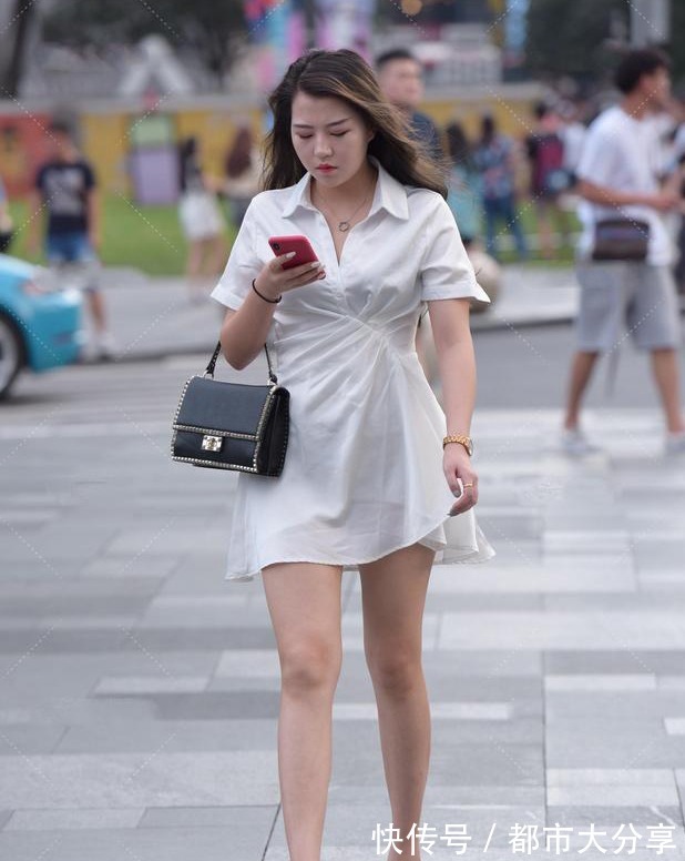 秋天 微胖女孩的初秋穿搭,简约白色衬衫裙搭配方扣高跟鞋,显时尚气质!