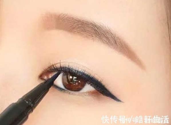 女人|女人画眼线时,尽量少犯3个错误,显老不说,妆容还易显廉价!