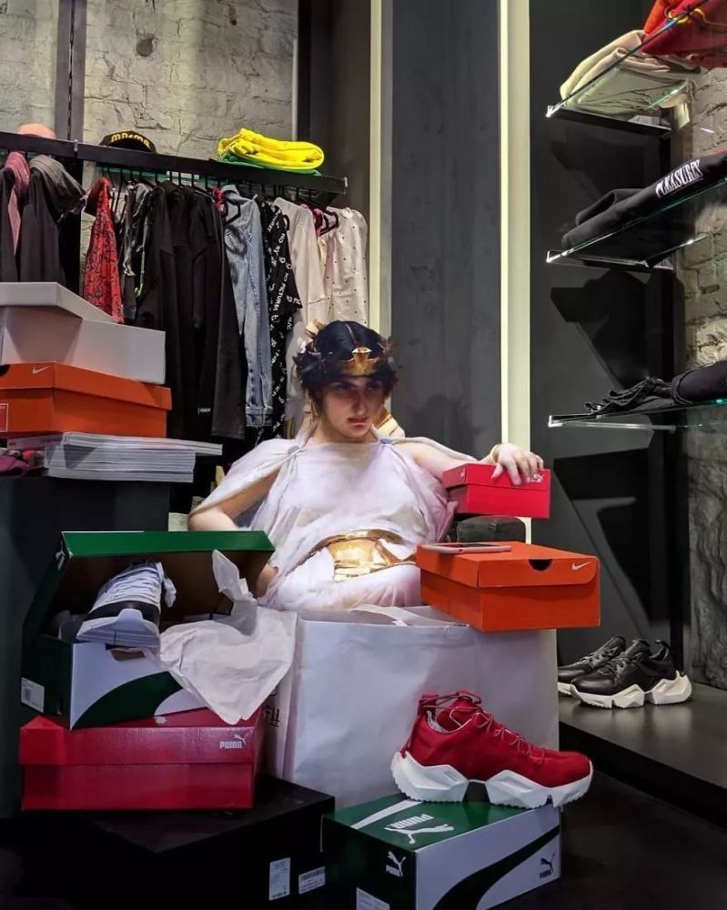 油画中的美人都跑了出来,就藏在我们周围,你能发现她们吗