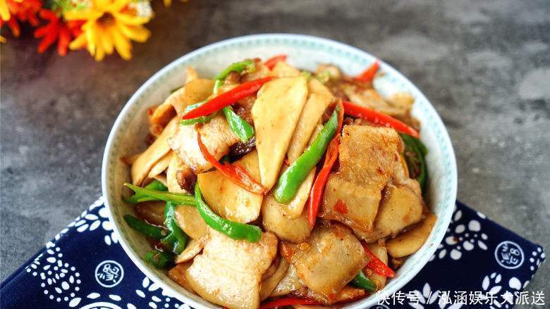 关键|五花肉炖蘑菇的简单家常烧法,不仅蘑菇鲜嫩肉香好吃,关键超下饭