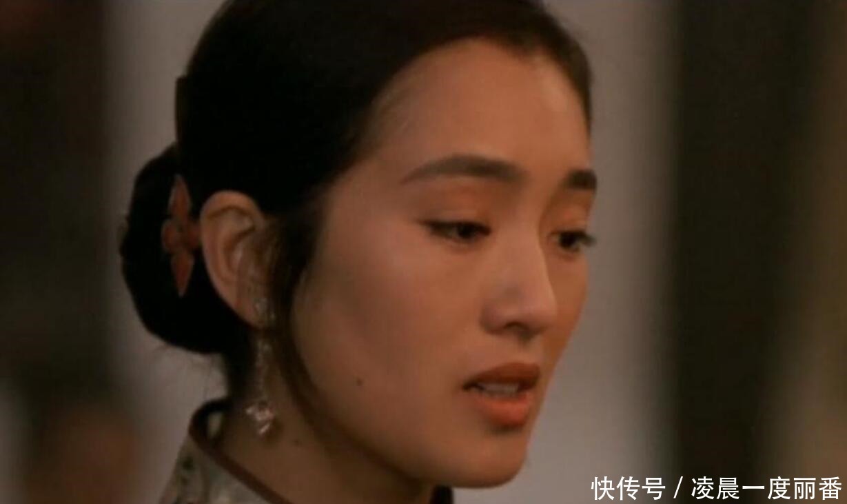 余华《活着》福贵埋了所有至亲,田里的坟堆成一排,他还笑着