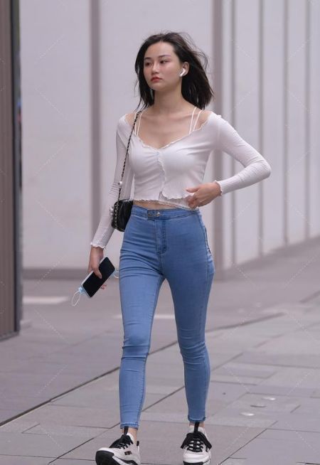豹纹|街拍：黑色衬衫搭配豹纹短裙，红发妹子的特殊性感，这身材也绝了