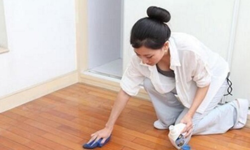 每天拖地3次还是脏老保姆给你支个招，半个月都不用再拖地