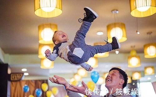 育儿观|爸爸带娃偷偷来看爷爷,看到爷爷的表情后,可以说真的是很宠溺了