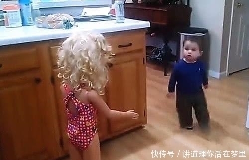 洋娃娃|爸爸给宝宝买了个姐姐，接下来宝宝的反应，网友：太可爱