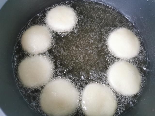 面粉中倒入开水搅一搅,做出来的糖糕个个空心鼓大泡,外酥里软