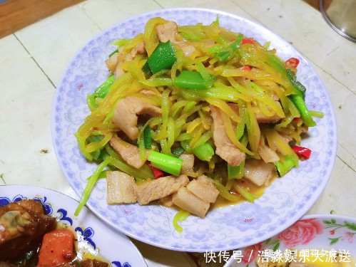 妈妈的做法|晒晚餐妈妈做的三个菜,说出价格后,朋友圈评论都满了,真舍得吃