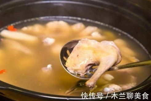 炖鸽子汤,该不该焯水大厨教你一招,柔嫩汤鲜味道香,营养高!