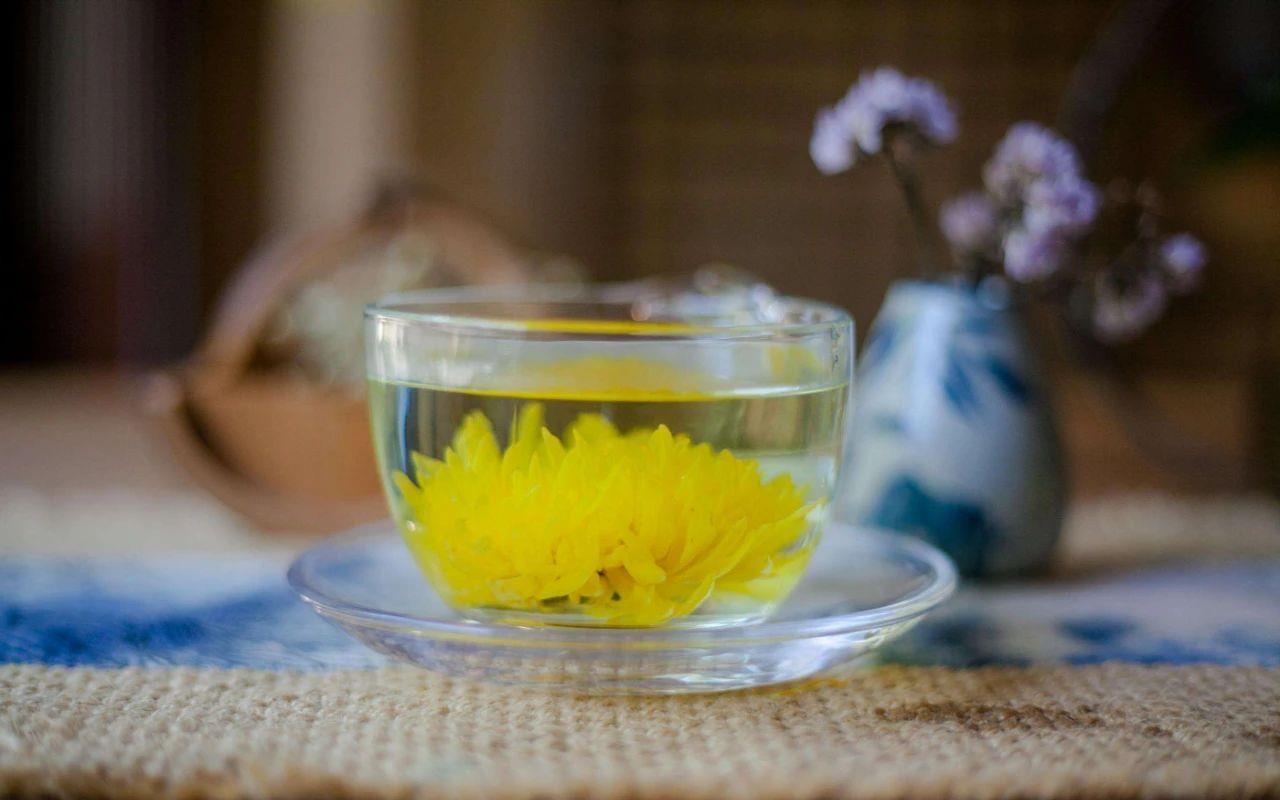 肝经|经常喝菊花茶的你,知道菊花的功效有哪些吗?清热解毒只是其一