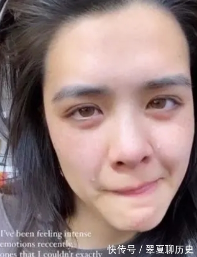 晒照,被子遮盖性感曲线,中指戒指引关注