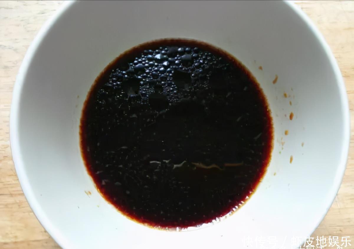 过年做清蒸鱼,冷水还是热水下锅?许多人做错了,难怪鱼肉不好吃