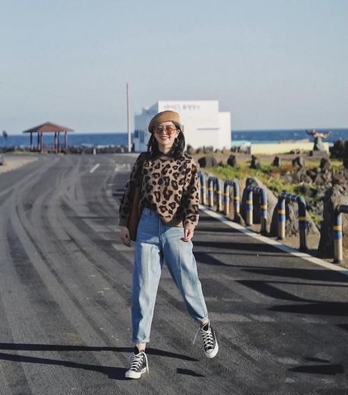 中年 4、50岁的女人,建议不要穿高跟鞋!今年流行这3种平底鞋,特时髦