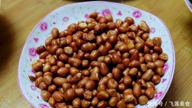 在娘家聚餐，弟媳妇做了一大桌子菜招待，样样都好吃，亲友全点赞