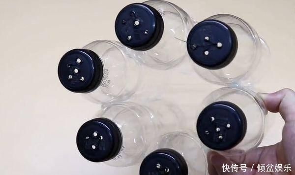 将6个塑料瓶粘成一个圆圈，放在厨房太实用了，全家人都抢着用