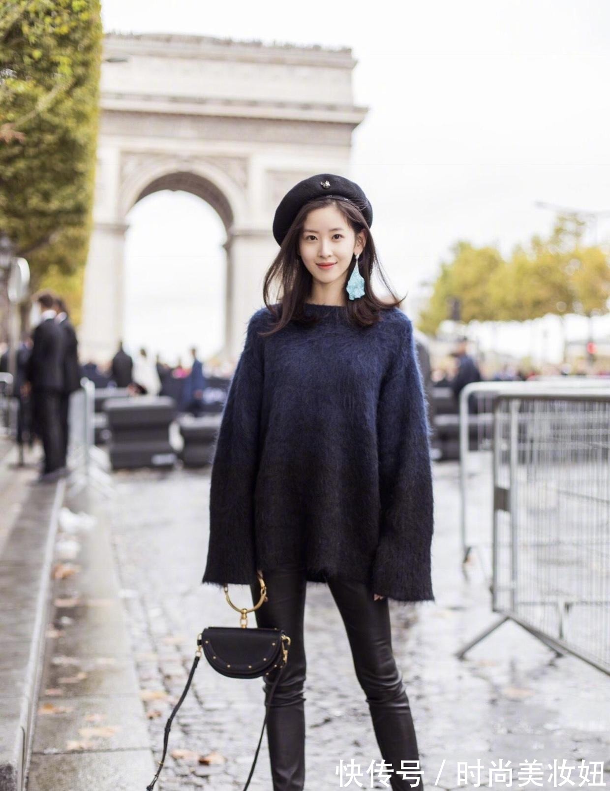 搭配|章泽天气质越来越高级,穿蓝色毛衣配皮裤高级洋气,太好看了