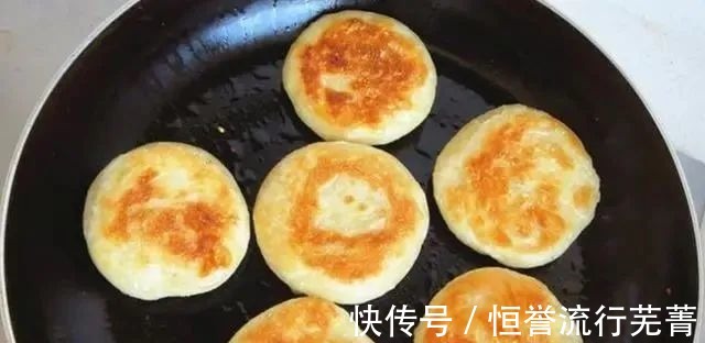 面食|家人爱吃的面食,上锅烙一烙,金黄酥脆条层次多,比包子油还好吃!