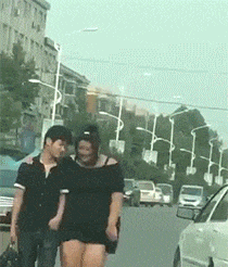 尴尬|妹子,当伴娘注意点形象好吗?被伴郎看见多尴尬,长点心吧!