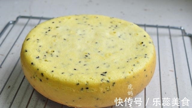 电饭煲|玉米粉+酸奶+鸡蛋,做成无油又低糖的早餐蛋糕,好吃健康易消化