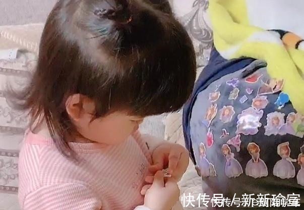 女儿|“最时尚奶爸”被女儿贴了满裤子画火了,宝宝静悄悄,准是在作妖!