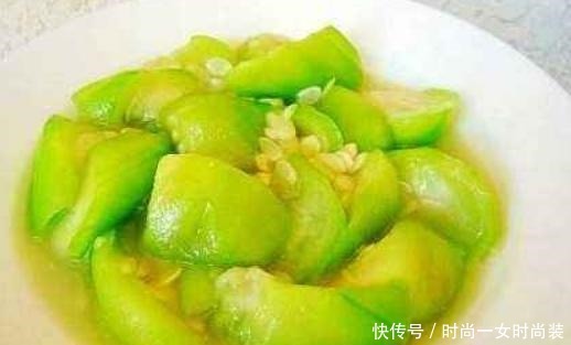 炒丝瓜时,不要直接下锅炒,学会大厨这1招,丝瓜不发黑保持翠绿!