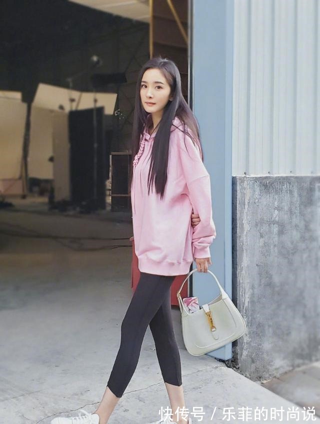 美腿|杨幂少女感爆棚!拳击辫配毛衣短裤,“漫画腿”瞩目!