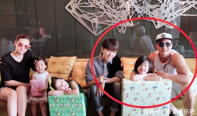 追星女孩 小泡芙女大十八变,8岁美成整容模板,和嗯哼越来越有cp感了