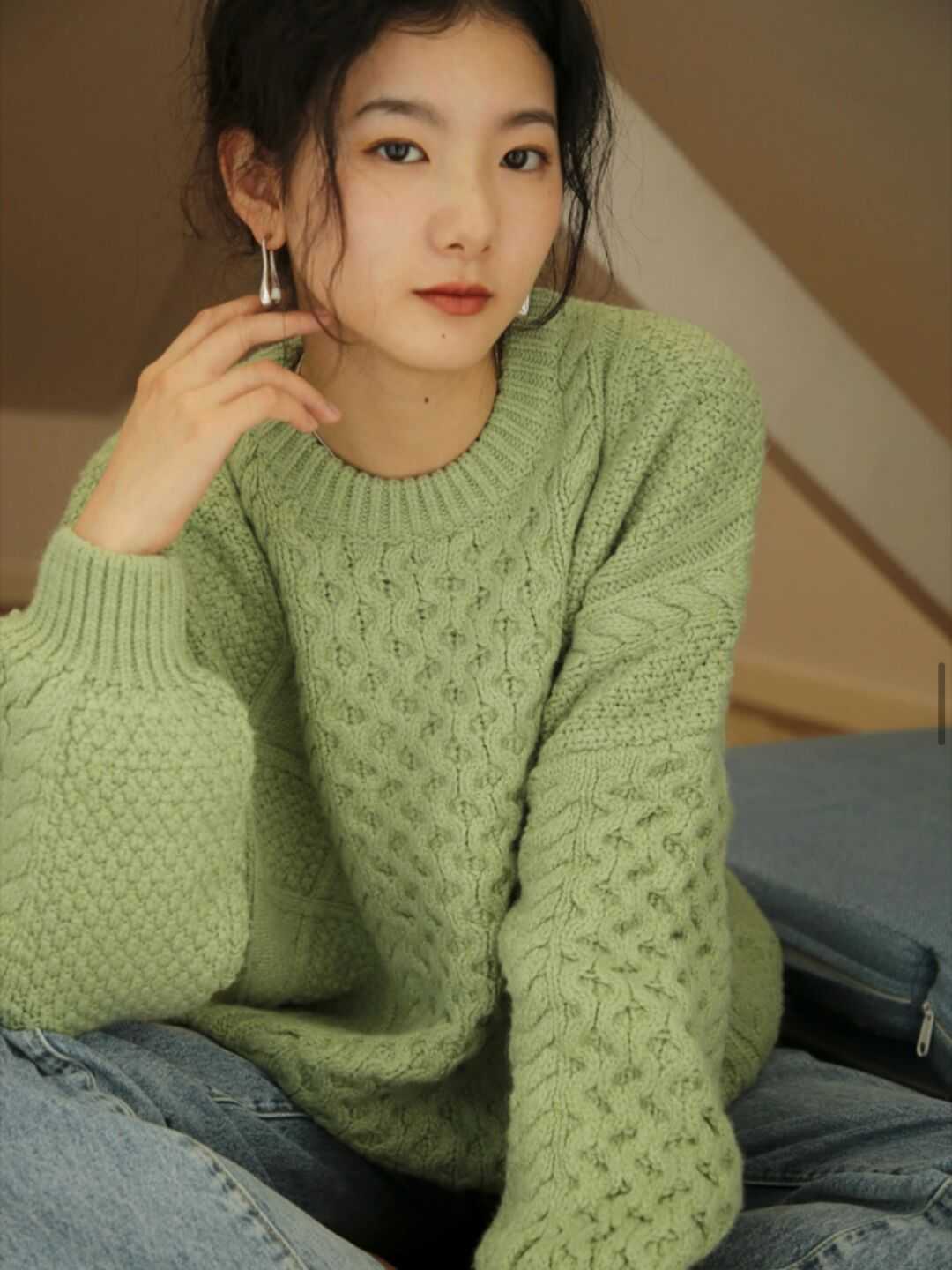 毛衣|冬季套头毛衣这样搭,配大衣更显精神