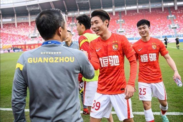 广州队|上港鲁能传喜讯!广州队做出重要决定,莱科郝伟这回可以安心了