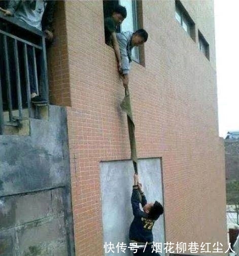 |搞笑图片幽默段子笑话： 为什么非要两个人挤一个座位呀