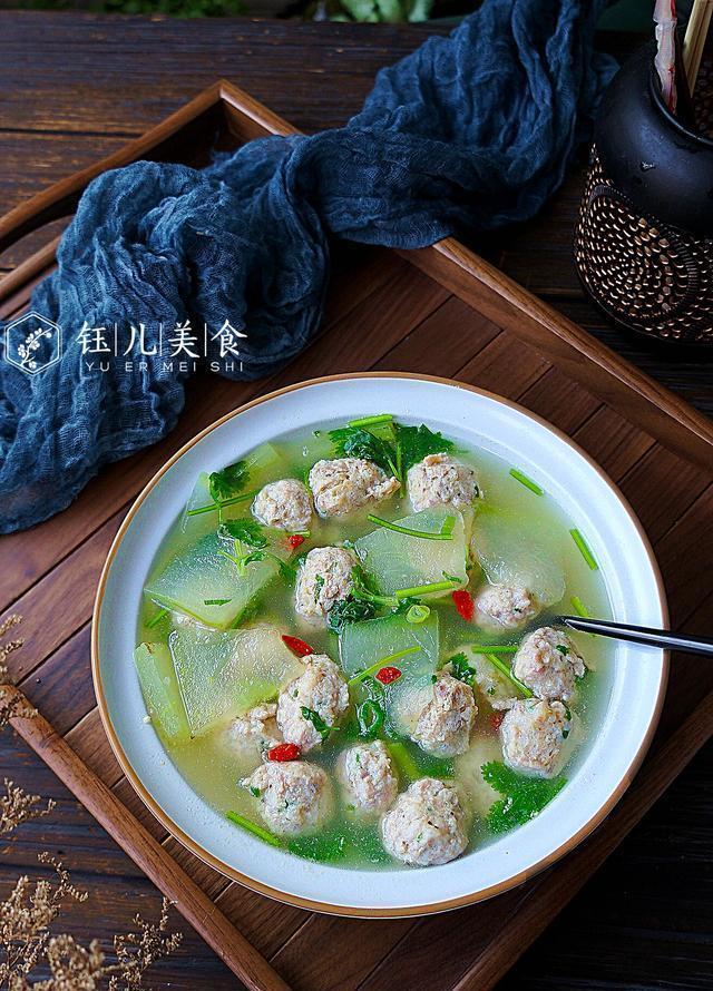 降温了,想暖和给家人多喝这汤,鲜美营养又暖胃,天气再冷也不怕