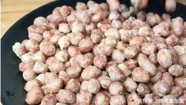 花生米里打1个鸡蛋,居然这么好吃,实在太解馋了,越吃越想吃