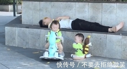 木马|“最敷衍奶爸”佛系带娃火了,奶奶扛着扫把还有3秒到达现场