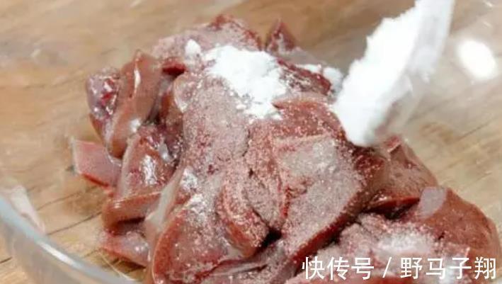 炒猪肝,先腌制还是先焯水?教你正确做法,猪肝嫩滑鲜香,没腥味