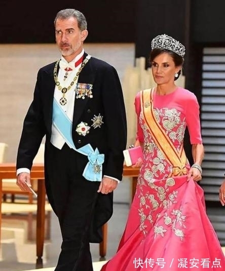 王后|太寒酸了!29岁不丹王后用发箍充当皇冠出席国宴,全靠颜值在硬撑