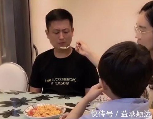 宝妈|“不服气奶爸”配合宝妈喂娃吃饭火了,成功被娃打败,还不敢吭声