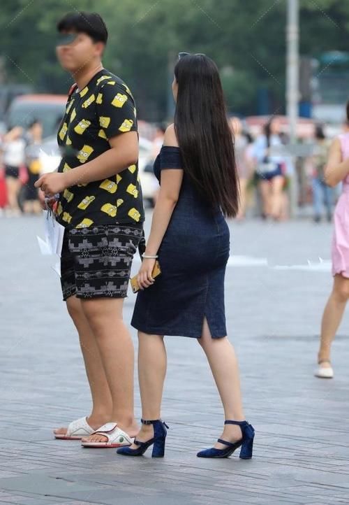 肩裙 牛仔吊带一字肩裙，穿出自信的美，修身显瘦又美的时尚