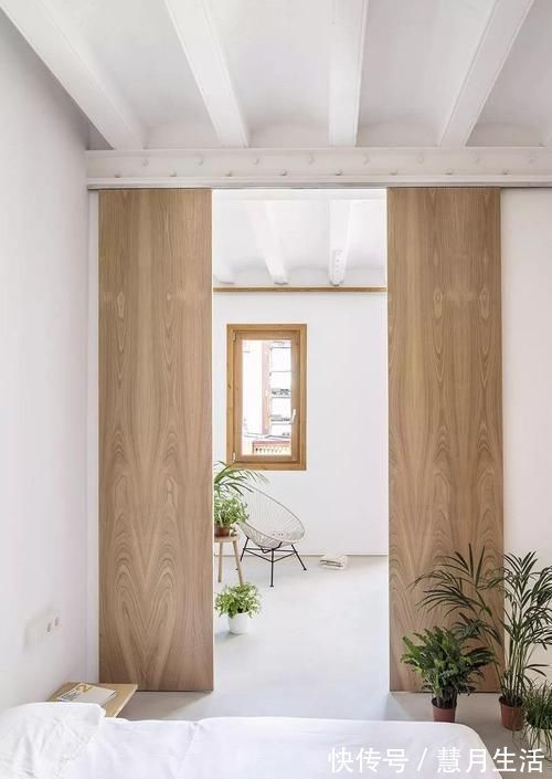 打通|他将2套小户型打通改成4室,做23米柜子,装滑动门,空间无限大