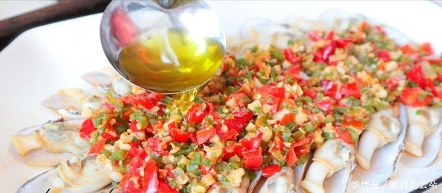 12块钱买500克蛏子,简单一蒸5分钟就上桌,肉质鲜美,吃着很过瘾