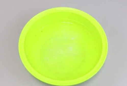 再脏再黄的白袜子，水里加点它，一洗就白，这方法简单实用还省钱