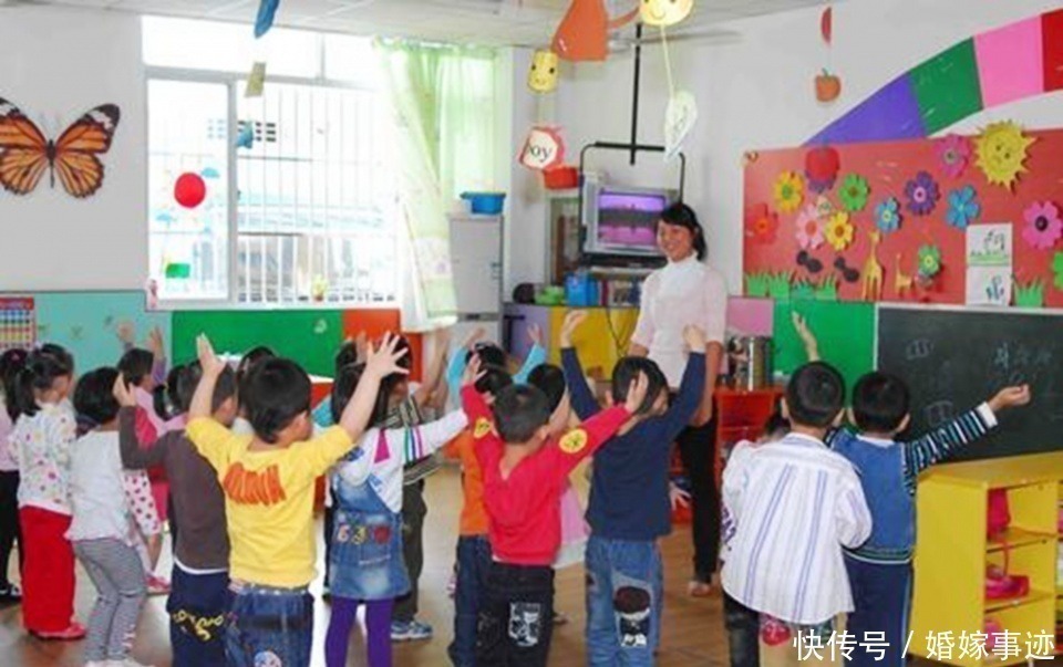 满面|幼儿园给娃喂“红色水”,妈妈去学校调查,知晓真相后满面愧色