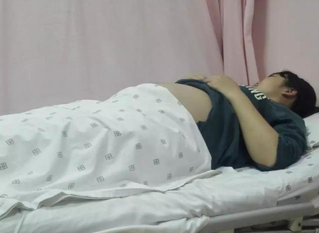 产妇|23岁宝妈,盲目跟风剖腹产,产后被催着下床时她后悔了,太疼了