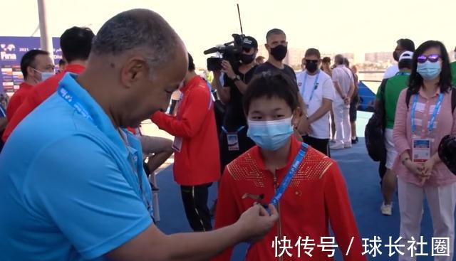 fin国际泳联主席亲自采访,让全红婵捂脸害羞,全妹谈跳海说出大实话
